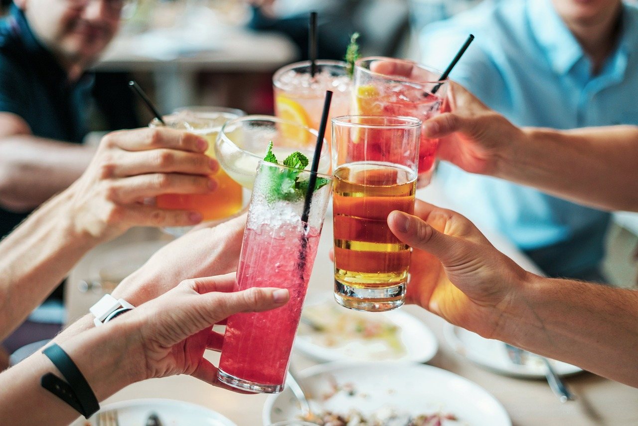 Cocktail, vinili e tardi la sera